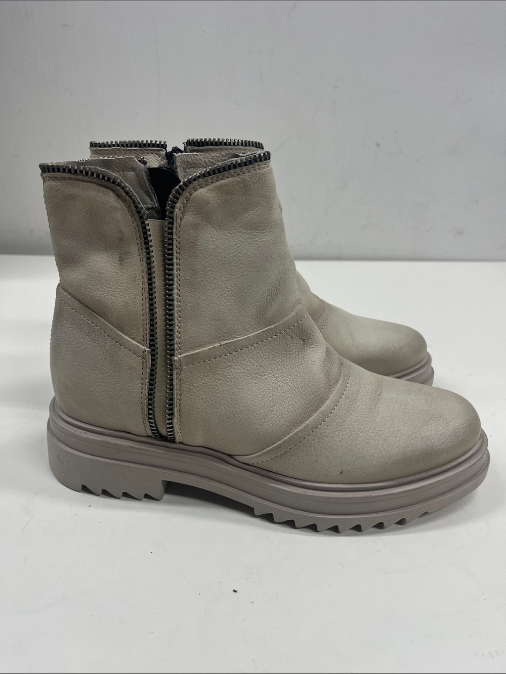 New Miz Mooz Womens Beige/Light Grey Boots Size 36